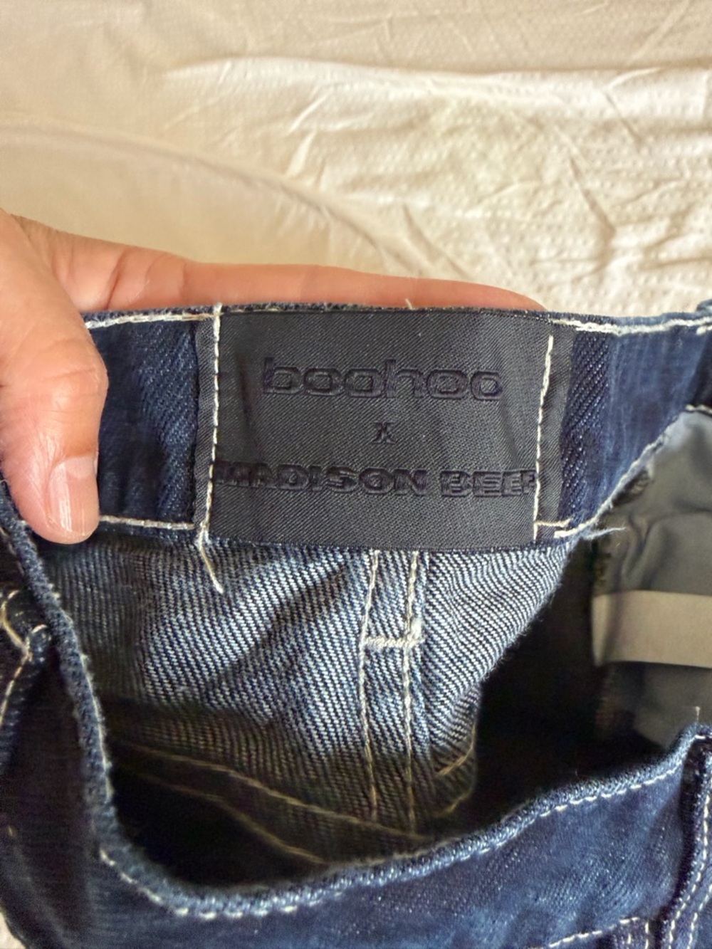 Boohoo x Madison Beef Dark Wash split hem Jeans with rip knee - Picture 4 of 9
